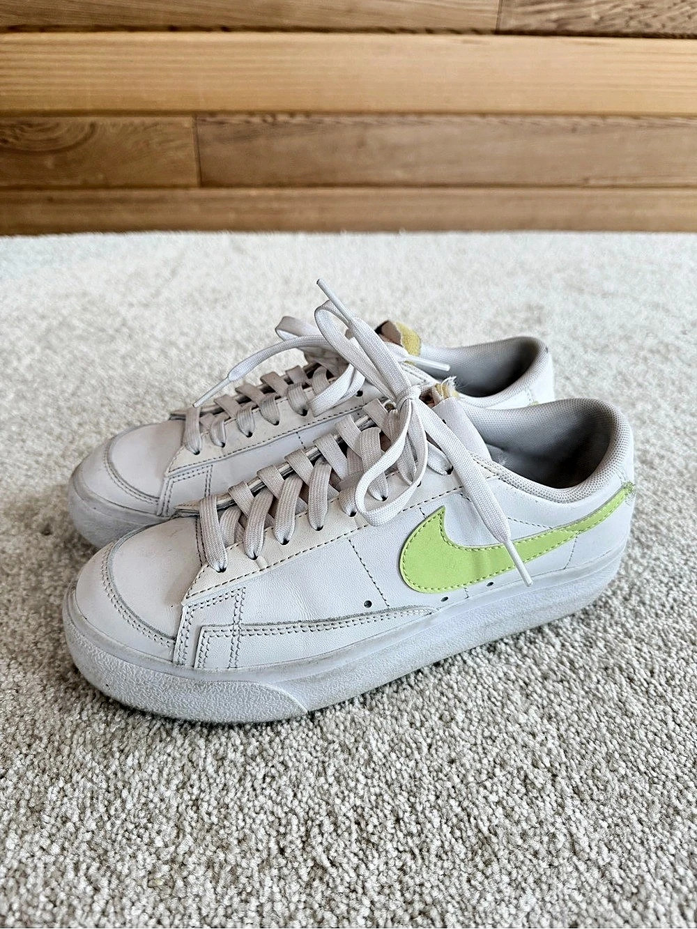 Nike Blazer Low '77 Sneakers in White & Green US 7